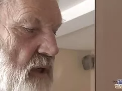 Komşular kız yaşlı türbanlı porno bir fahişe olduğunu
