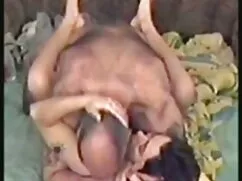 Horoz genç erkek yaşlı kadın seks bakımı