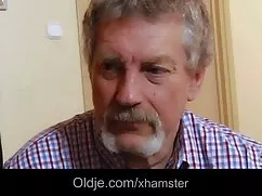 İki iç çamaşırı yaşlı porono sahnede bir horoz paylaşmak